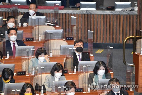 지난해 11월 11일 오후 서울 여의도 국회에서 열린 제391회 국회 제 11차 본회의에 무소속 박덕흠, 이상직, 윤미향 의원이 참석해 있다. [국회사진기자단]